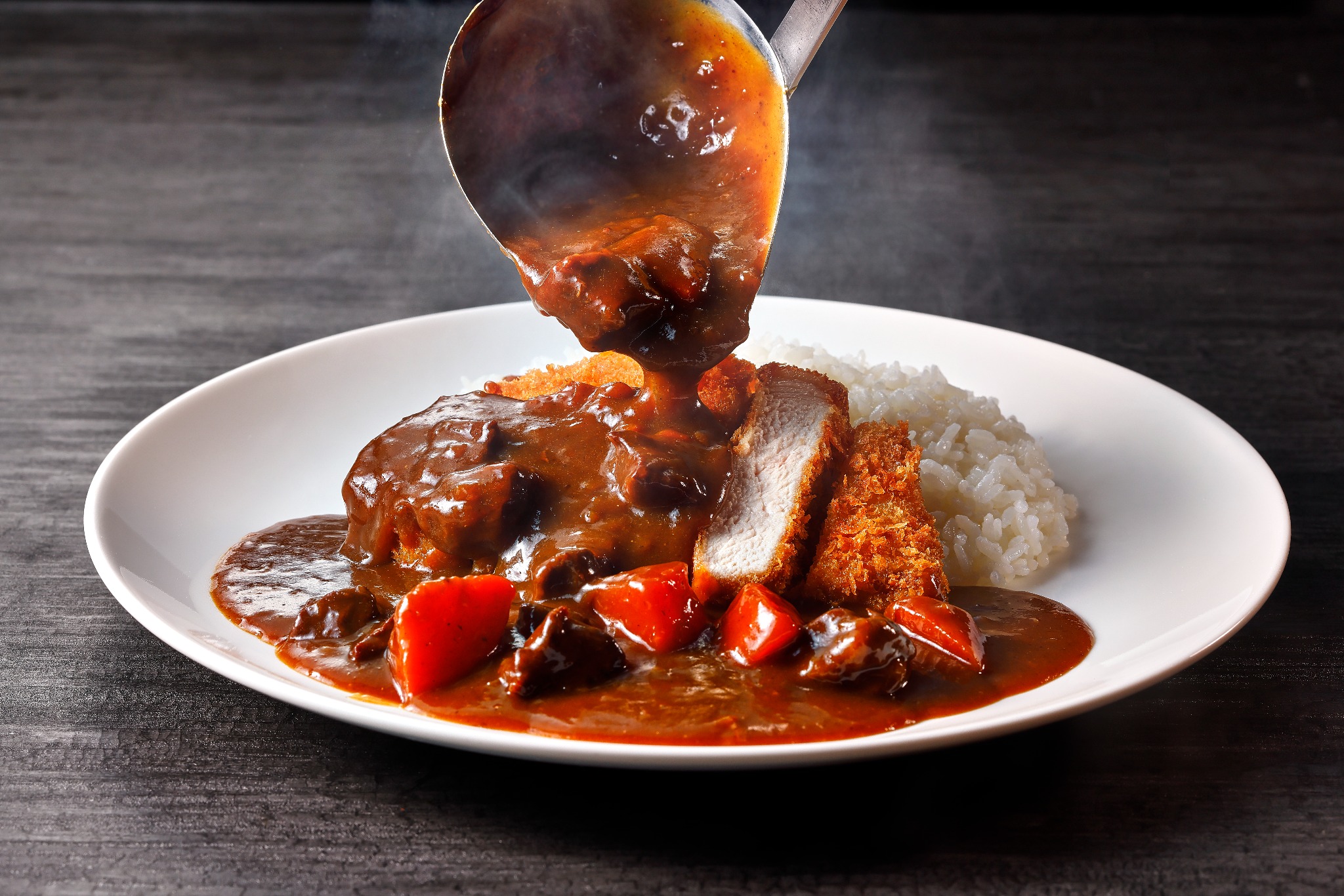 カレーソースを注ぐシズル撮影