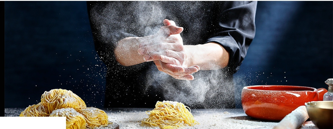 製麺時の粉の動きを捉えた料理撮影