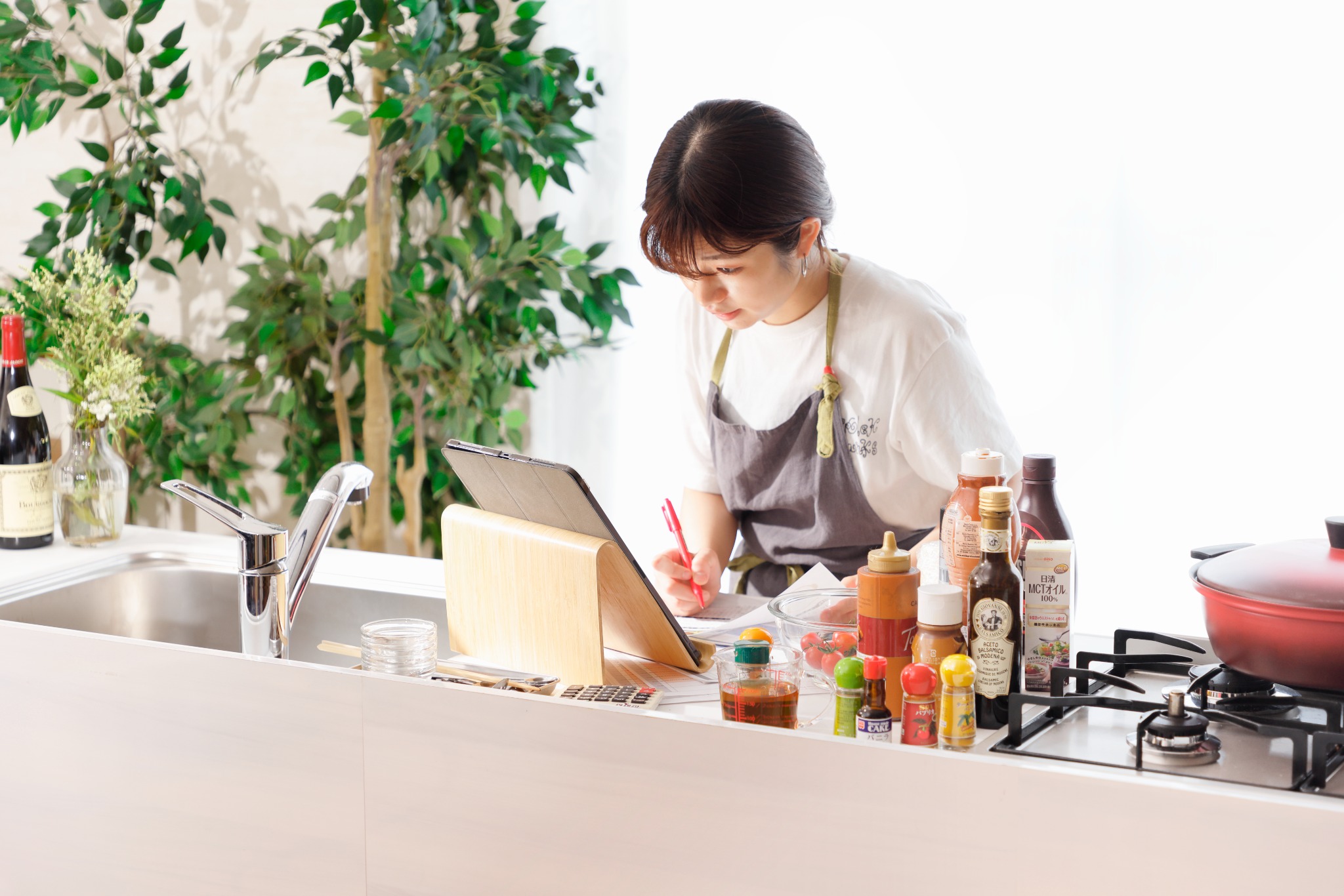 レシピを確認するフードコーディネーター