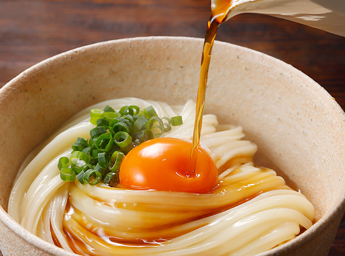 卵にだしを注ぐうどん